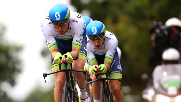 Luke Durbridge and Adam Yates riding for Orica-GreenEDGE (now Orica-Scott) in the 2015 Tour de France.