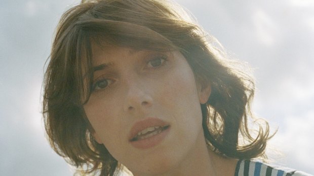 New Zealand singer-songwriter Aldous Harding fuses her signature folk sound with elements of classical and jazz music.