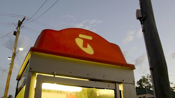 Telstra has issued a "please explain" to its corporate super fund over its handling of a senior investment manager.