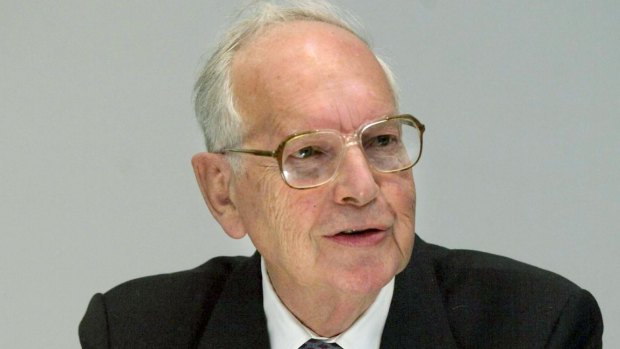 Sir Ninian Stephen, former governor-general, dies, aged 94