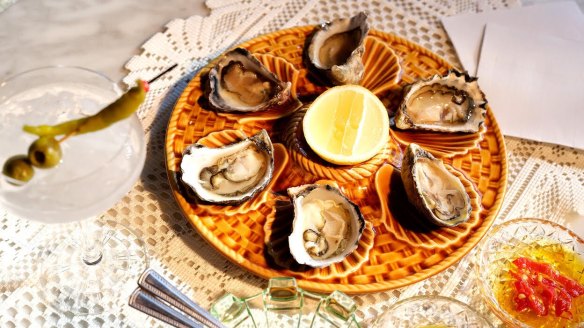 Oysters for one at Bar Lourinha.