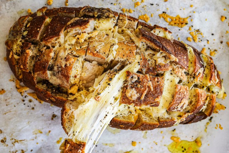 Cacio e pepe cheesy pull-apart bread.