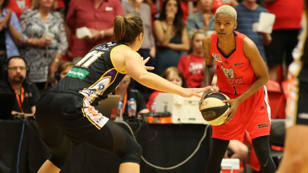 Play maker: Perth Lynx guard Courtney Williams assesses her options against Melbourne on Friday night.