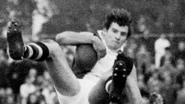 Kevin Neal taking a mark (St.  Kilda) over Barry McKenzie (Fitzroy).  The Age.  Date filed 21-4-1969.  G 5961
***FDCTRANSFER***