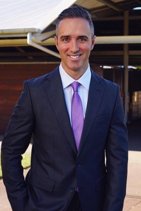Race caller Anthony Manton will be at Thoroughbred Park on Sunday to support a charity day in honour of his late cousin and "oldest friend'', Michael Williams.