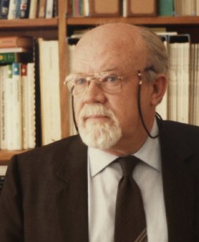 Peter Poole, professor of computing and pioneer of online communications.