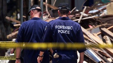 The Australian forensic officers from look for evidence Bali bombing site in 2002.