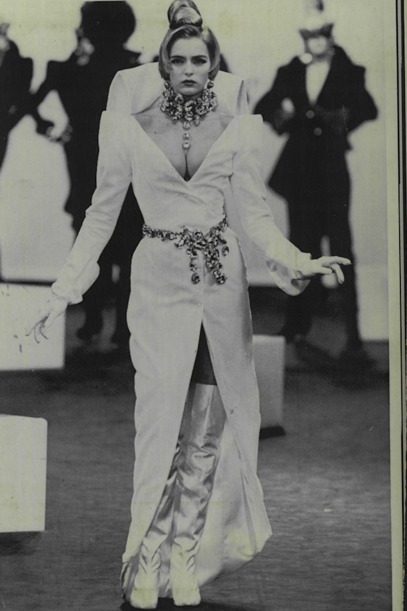 A model presents an ensemble of the Fall-Winter 1985/86 collection.