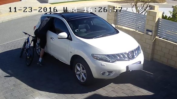 Brazen thief caught on camera stealing bag from car parked outside ...