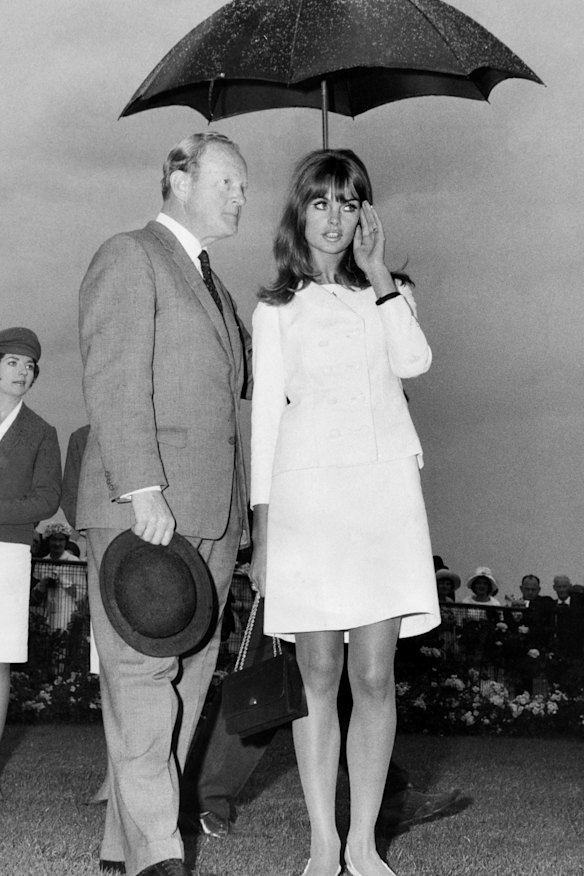 English model Jean Shrimpton at Flemington races on Oaks  Day,  November 4, 1965.

