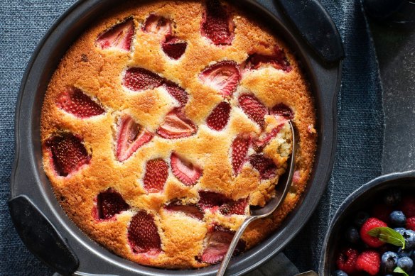 This strawberry and white chocolate almond cake, with macerated berries, is a delicious afternoon treat.