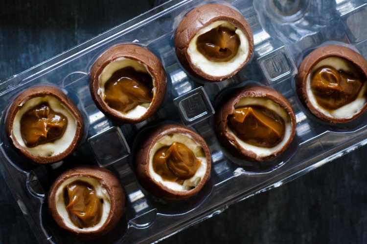 DIY creme eggs with dulce de leche and mascarpone. 