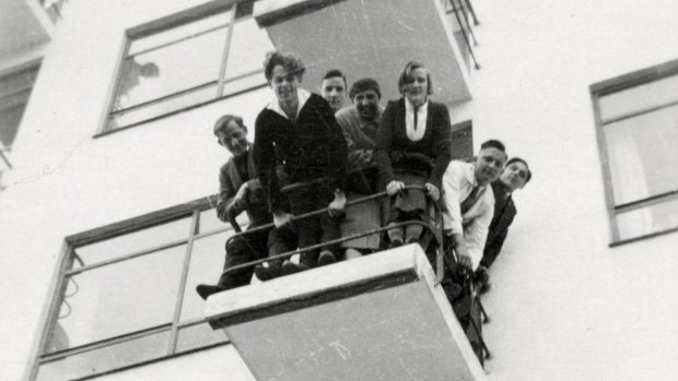 Bauhaus heads and students on the balcony of the Studio Building, 1931/1932.