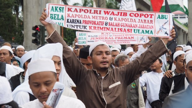 Protesters from the Islam Defenders' Front or FPI demand the sacking of West Java's police chief over treatment of their supporters.