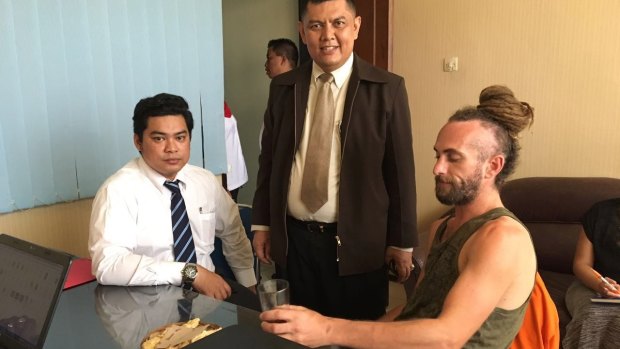 David Taylor, right, with lawyers Yan Erick Sihombing, left, and Haposan Sihombing in Denpasar.