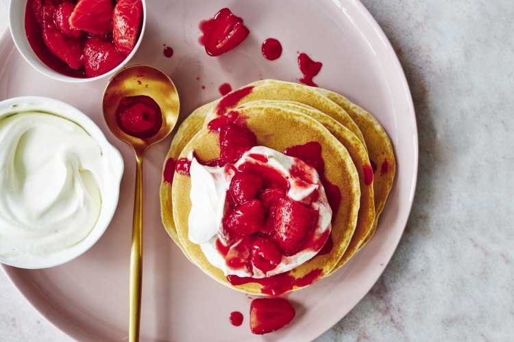 Simple pancakes with berries. 