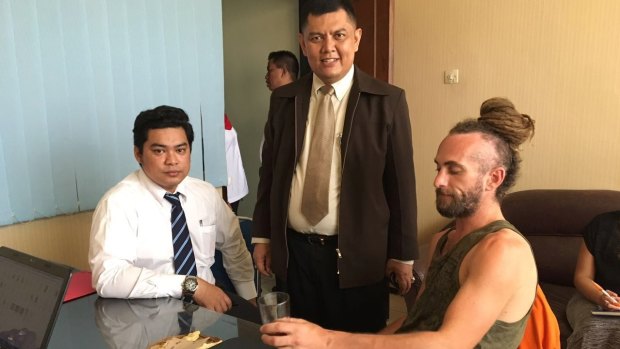 David Taylor, right, with lawyers Yan Erick Sihombing, left, and Haposan Sihombing in Denpasar.