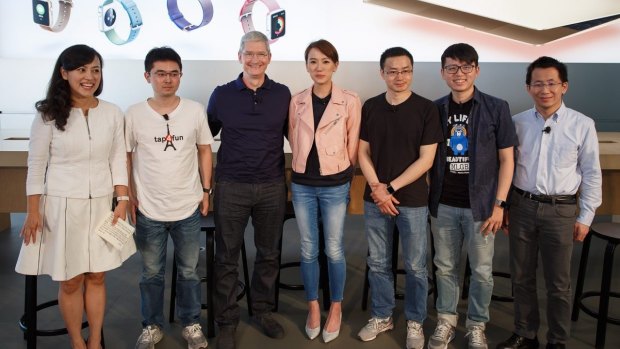 Toutiao.com founder Zhang Yiming (right) with Apple boss Time Cook (third from left) last year. The Toutiao app was made from the start for mobile devices. 