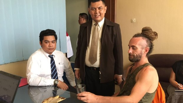 Lawyers Yan Erick Sihombing, left, and Haposan Sihombing with their client David Taylor in Denpasar.