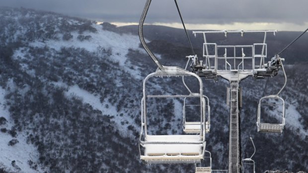 Victoria Police has abandoned a plan to withdraw officers from the state's major ski resorts, including Mount Hotham.
