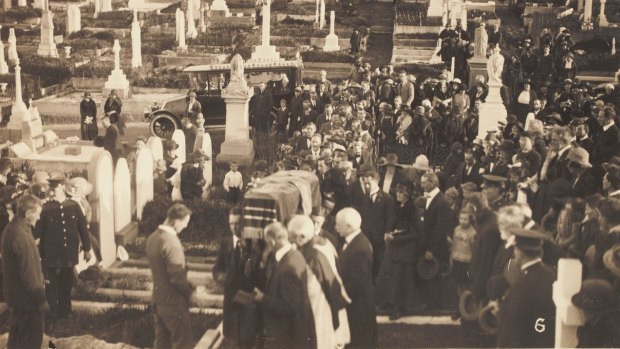 Henry Lawson's funeral at Waverley Cemetery, September 1922. 