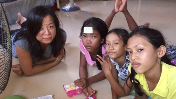 Volunteer Ame (left) American volunteer Ame (left) with some children at an orphanage in Phnom Penh.