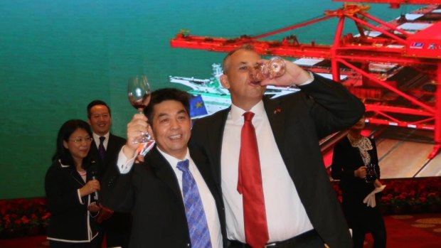 Adam Giles, the former chief minister of the Northern Territory, toasts Ye Cheng, chairman of Shandong Landbridge Group, after the 99-year lease of the Port of Darwin was signed.