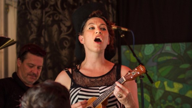 Amanda Palmer entertained guests with a powerful performance on a tiny ukulele.