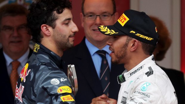 Hamilton consoles Ricciardo.