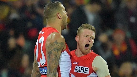 Lance Franklin and Daniel Hannebery  celebrate a goal.