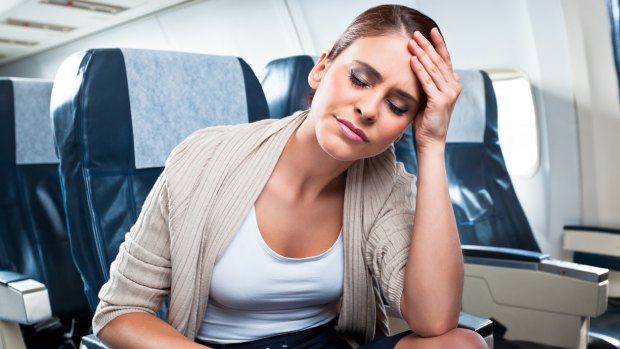 让船员们知道你在飞机上生病。