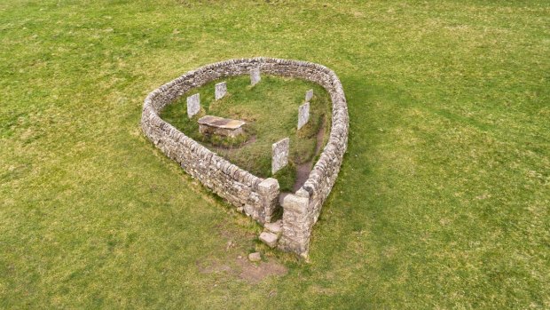 莱利的坟墓:汉考克家族的安息之地,一个为期八天的期间,六个孩子和他们的父亲死于鼠疫Eyam摧毁了村庄的1665 - 66。