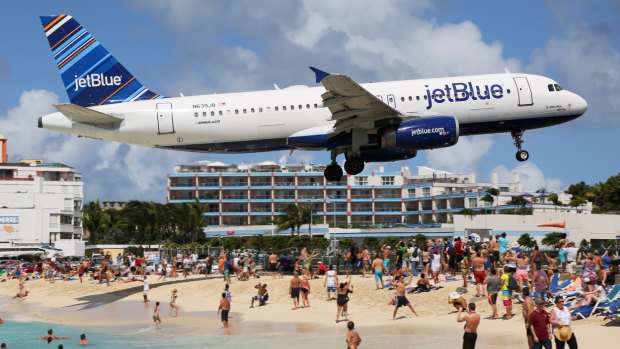 A JetBlue Airbus A320 approaches St. Martin Airport.