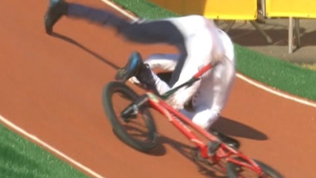 Edžus Treimanis falls off his bike.