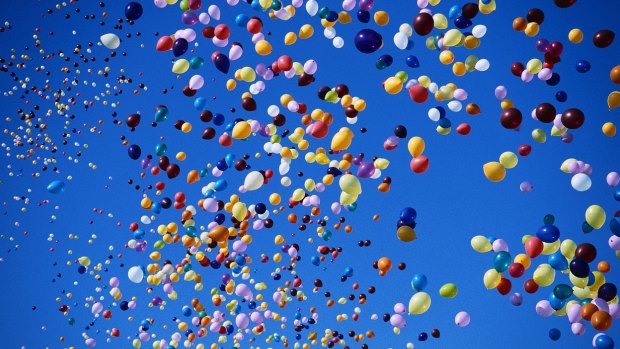 Releasing balloons at ceremonies kills birds and should be banned, say scientists.
