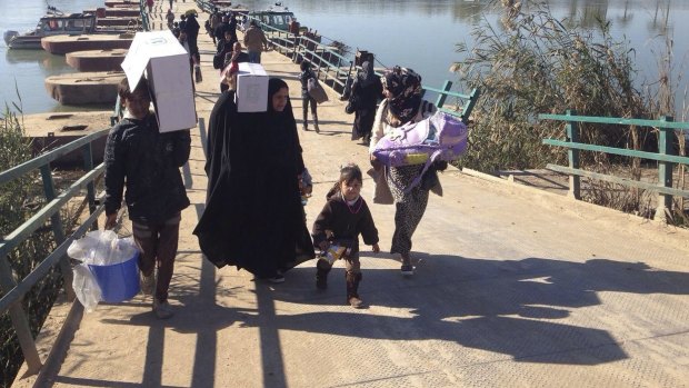 Ramadi civilians fleeing on Monday. 