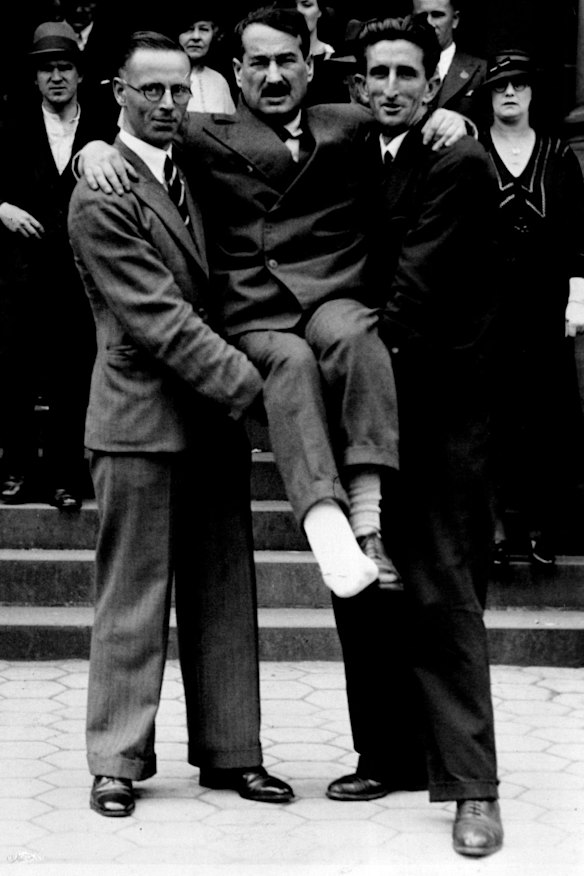 Egon Kisch, his leg broken after jumping onto Station Pier at Port Melbourne, is carried out of court in Sydney on December 12, 1934.