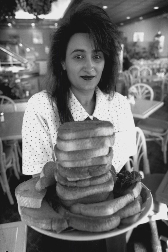 Waitress Zoey Volkanovska with a stack of Sizzler cheese toasts in 1994.