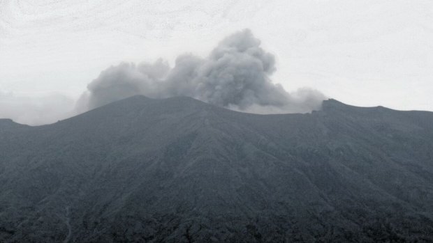 A grey plume began coming out from Mt Agung in the afternoon.