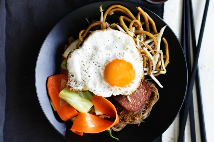 Adam Liaw's economy fried noodles.