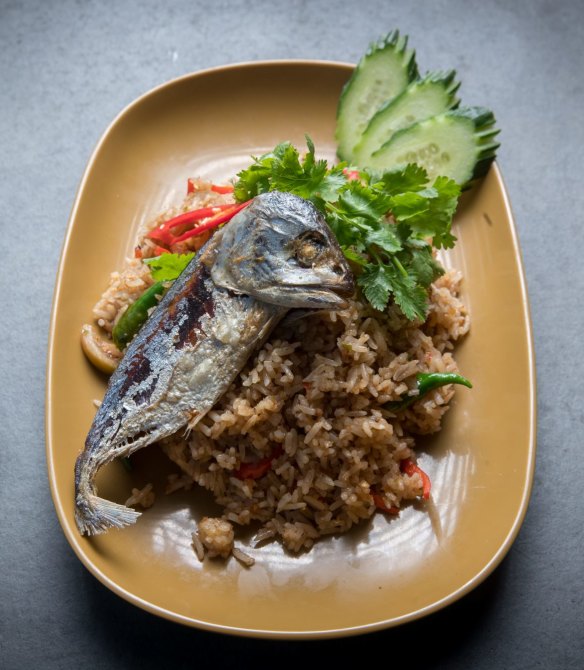 Fried rice with shrimp paste and fried mackerel.