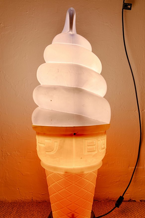 Yuge & David Bromley auction: This vintage Japanese ice-cream lamp sold for $1159 IBP.