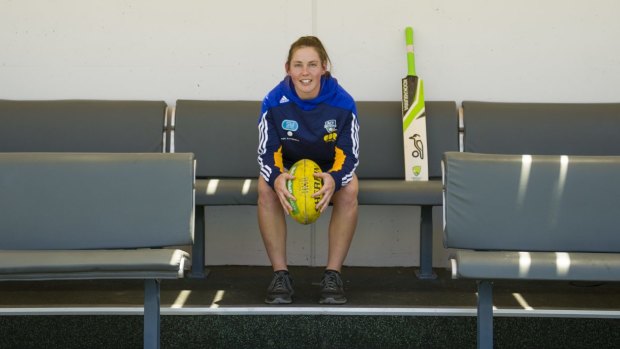 ACT Meteors bowler Jodie Hicks, has signed with the Sydney Sixers in the Women's Big Bash League.