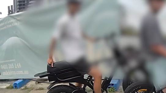 A polícia parou três adolescentes da Gold Coast que andavam de bicicletas não conformes em Coolangatta, em 9 de novembro, dizendo-lhes que eram motocicletas elétricas porque eram movidas por acelerador.