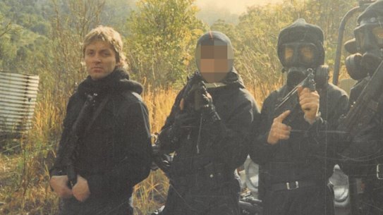 El ex oficial de policía Keith Banks (izquierda) era líder de un equipo de asalto táctico de la policía de Queensland en julio de 1987 cuando un colega fue asesinado a tiros durante una redada.