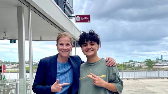 La futbolista iraní Fatemeh Pasandideh con la directora de la FIFA y ex entrenadora femenina estadounidense Jill Ellis. 