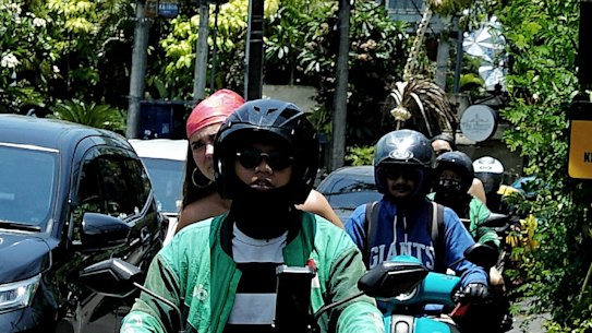 Motociclistas viajando nas trilhas de Canggu. 