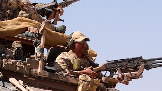 Um veículo australiano de reconhecimento e vigilância patrulha uma base operacional no Afeganistão em 2005.