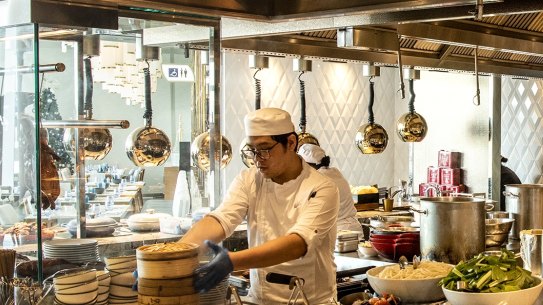 Should you be forced to  tip for large groups?