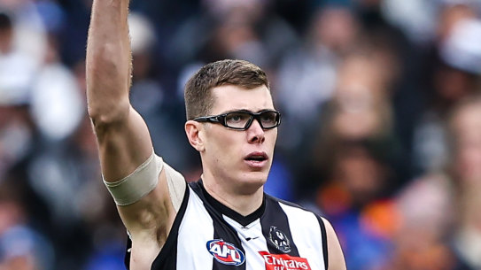 Hands up who wants a new contract. Mason Cox has re–signed for two more years at the Magpies. 